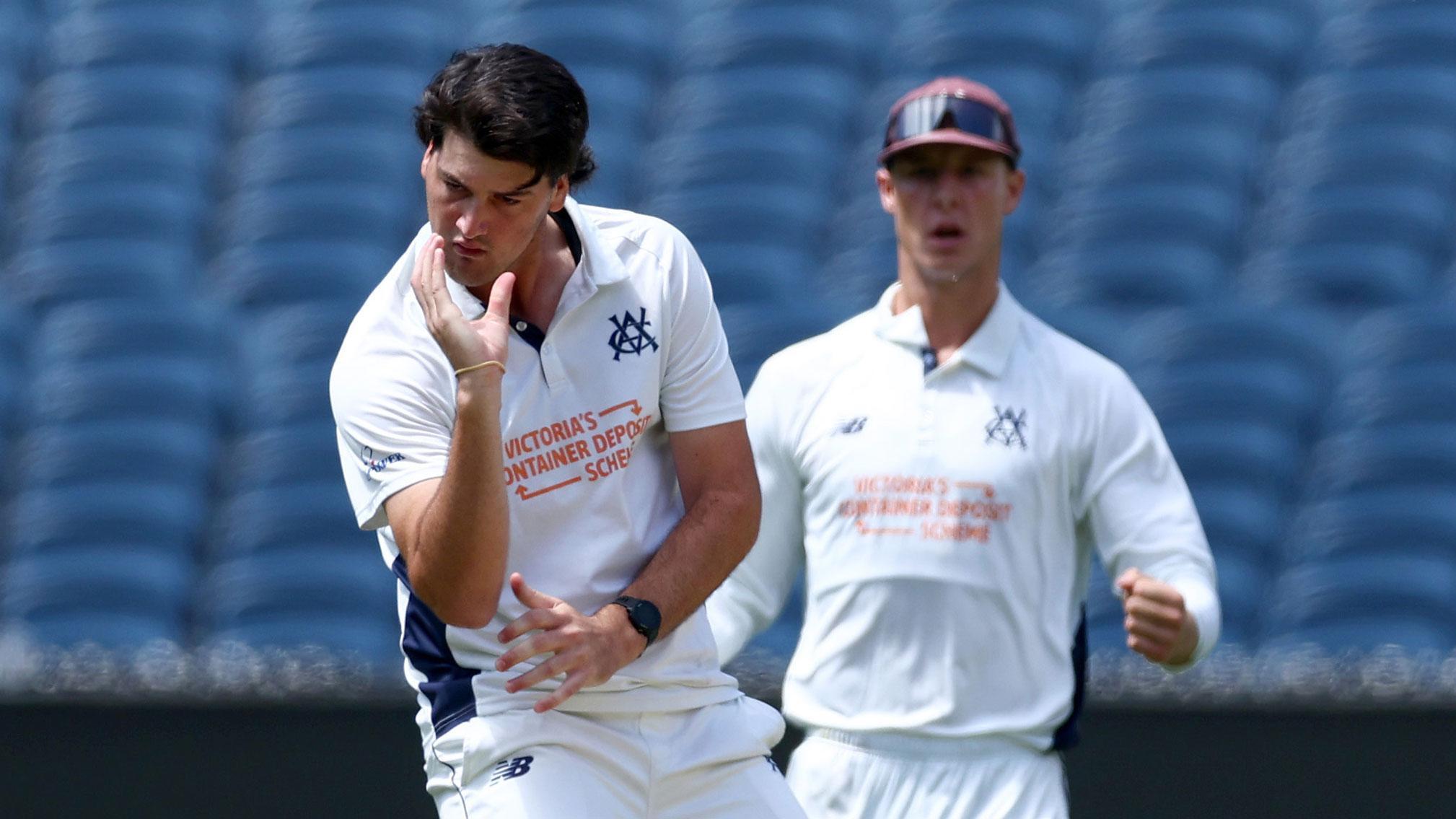 Elliott serves up a cheeky Shield send-off for Marnus