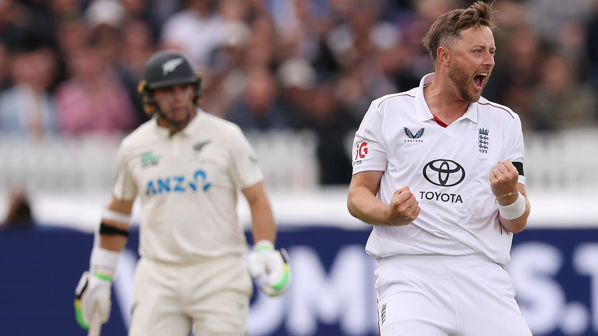 Robinson return causes Kiwi chaos on wicket-laden day