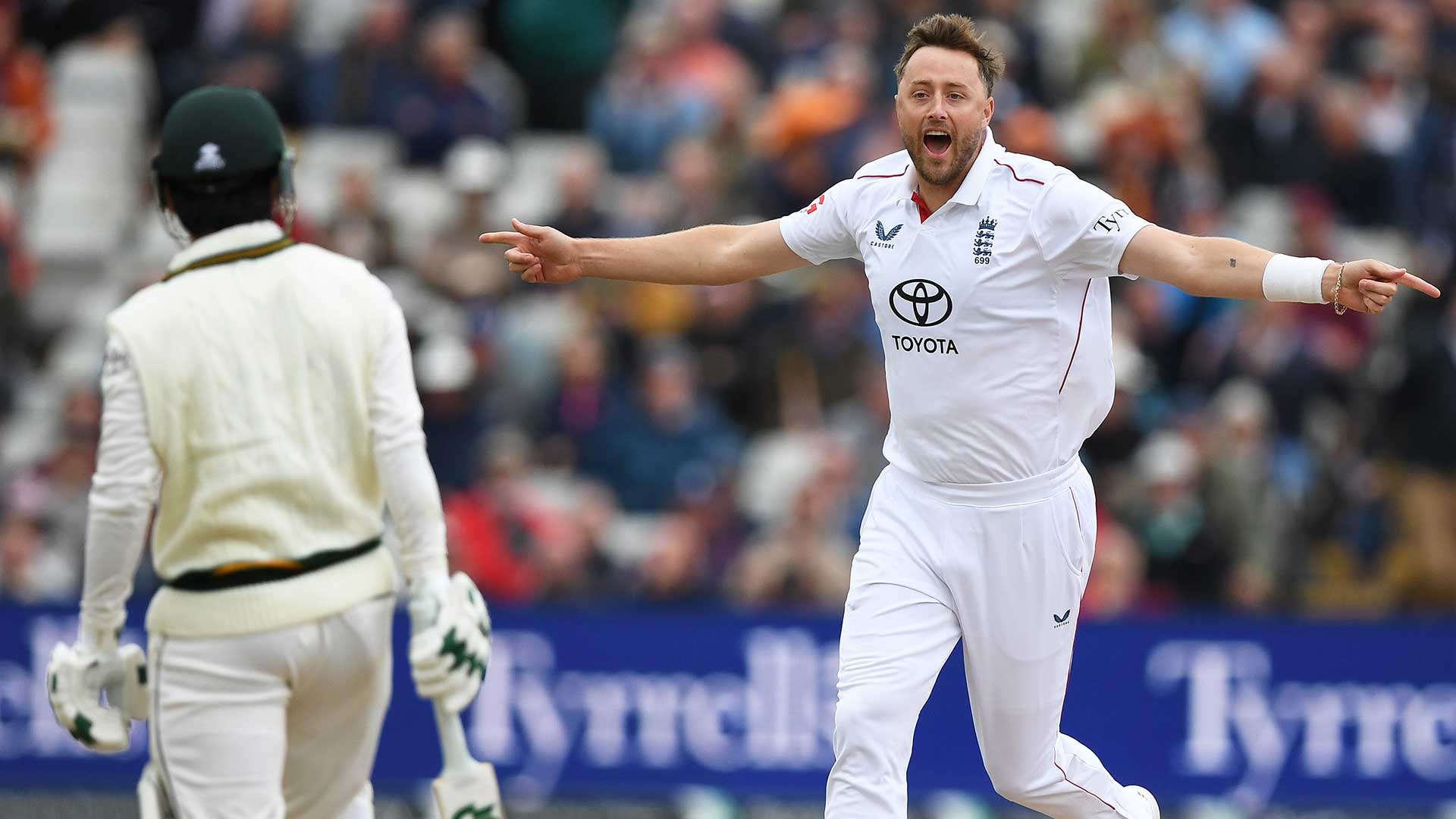 England close in on whitewash against dire Pakistan