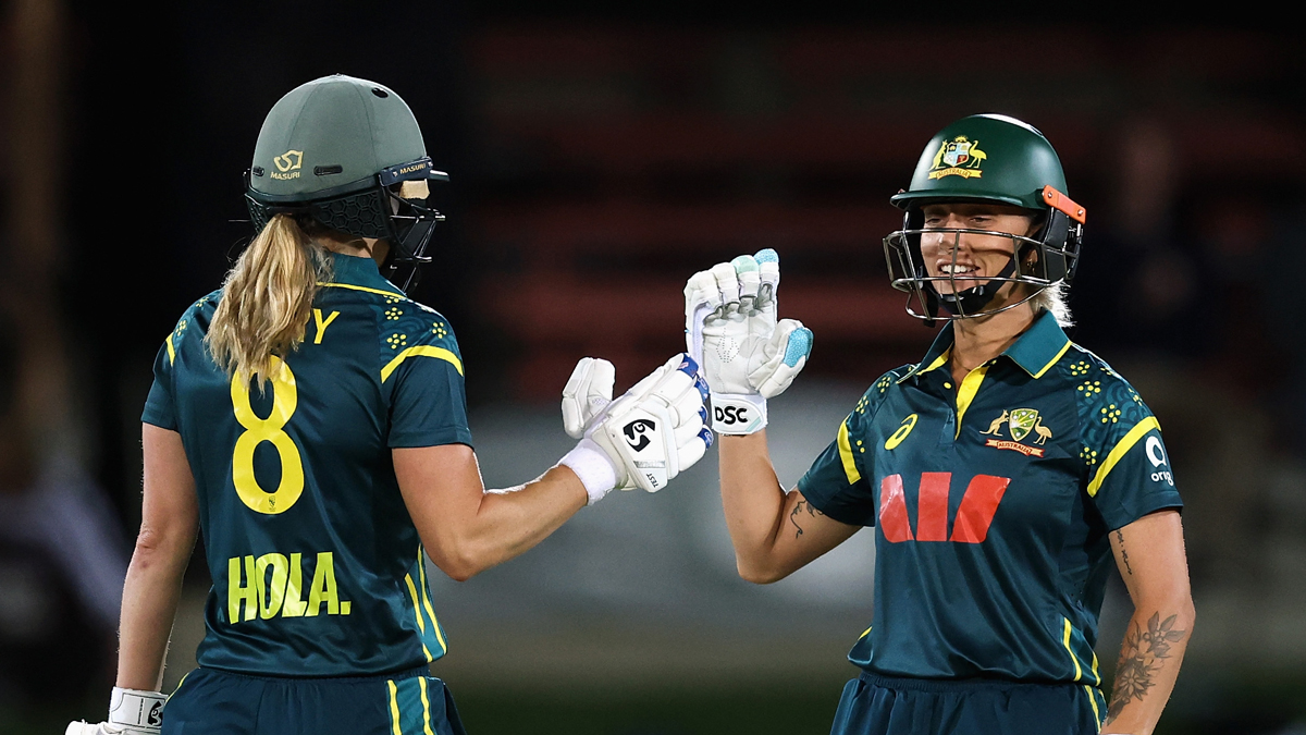 Australia overcome late scare to see off White Ferns in first T20I