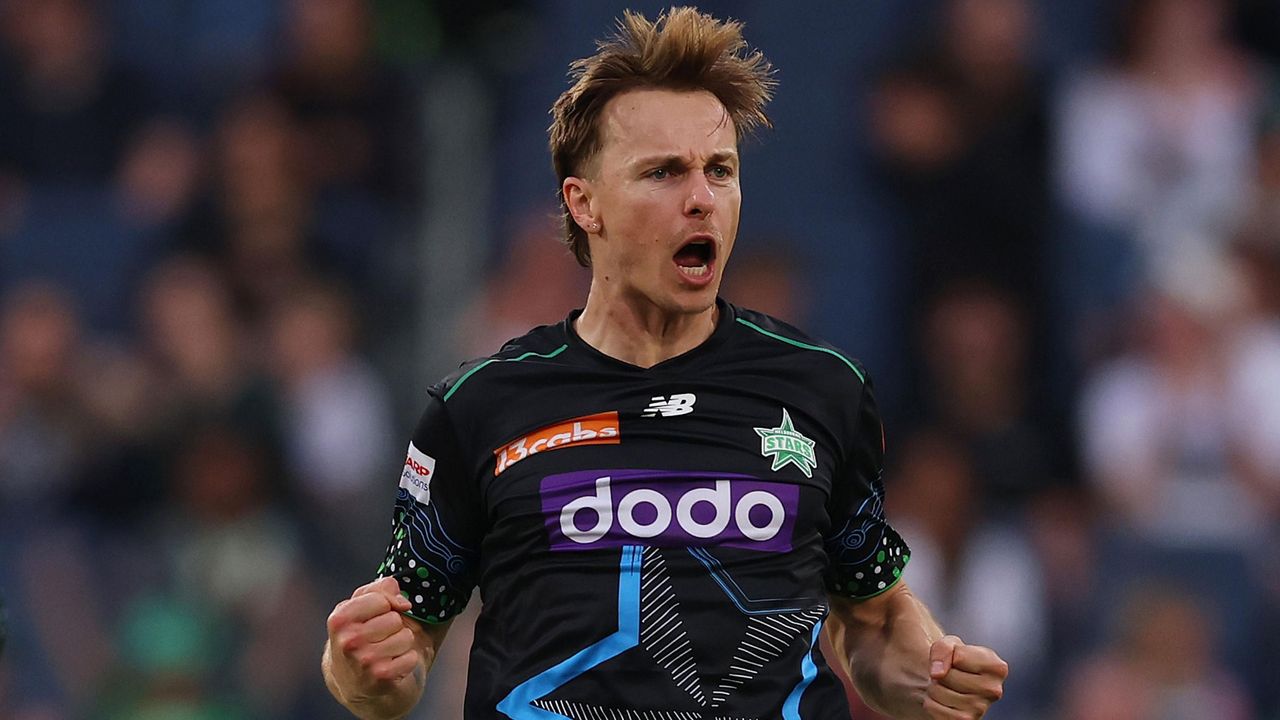 Curran's four dismantle Strikers at MCG