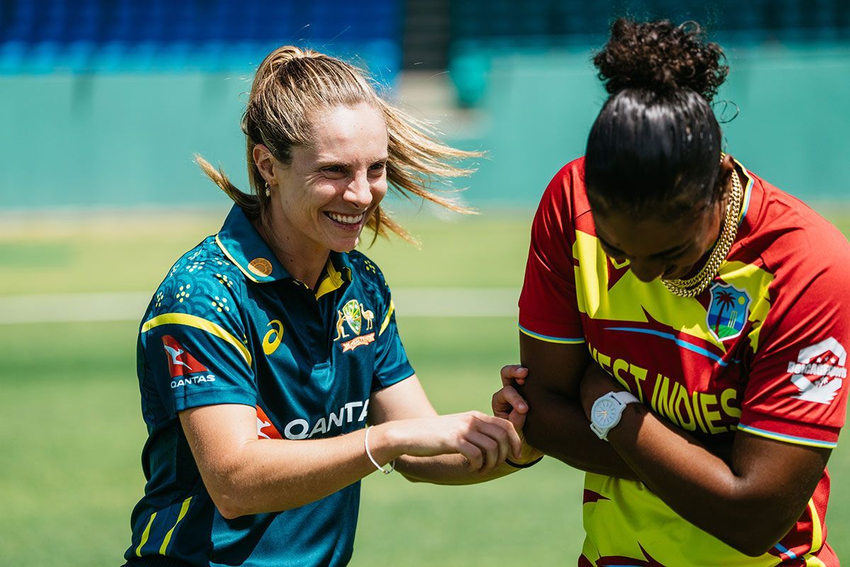 Renegades teammates Sophie Molineux and Hayley Matthews ham it up // Samuel Gosling/cricket.com.au